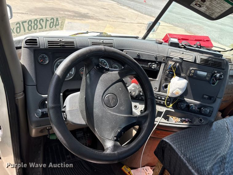 image for item YA2847 2018 Freightliner Cascadia semi truck