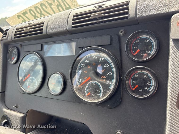 image for item YA2847 2018 Freightliner Cascadia semi truck