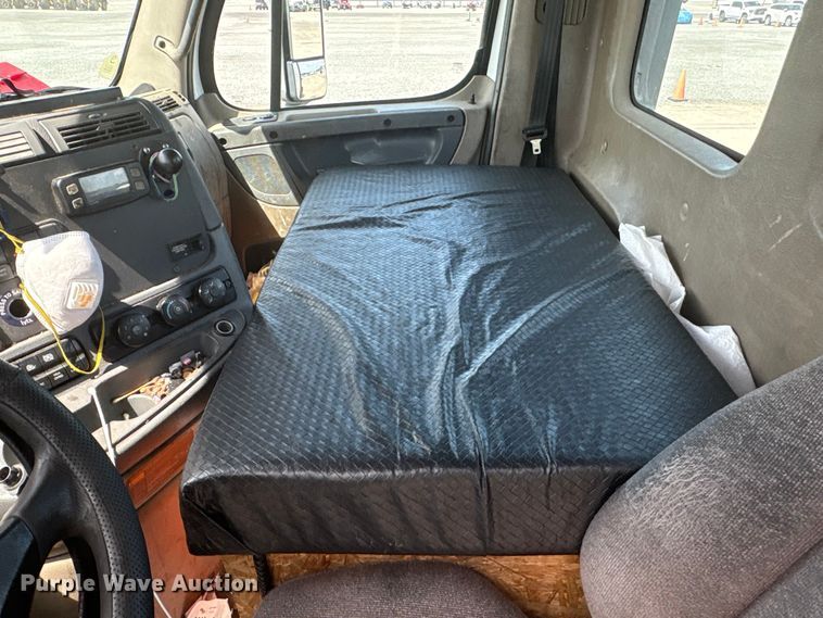image for item YA2847 2018 Freightliner Cascadia semi truck