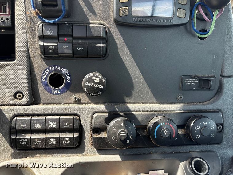 image for item YA2847 2018 Freightliner Cascadia semi truck