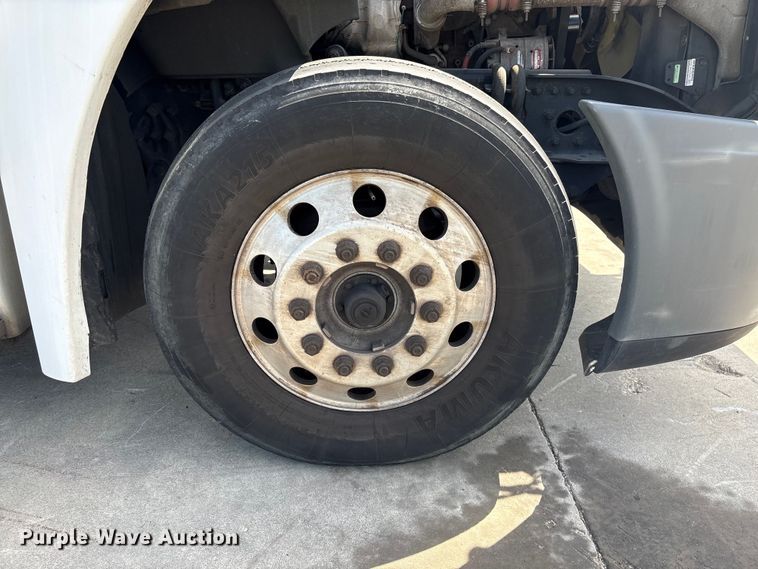 image for item YA2847 2018 Freightliner Cascadia semi truck