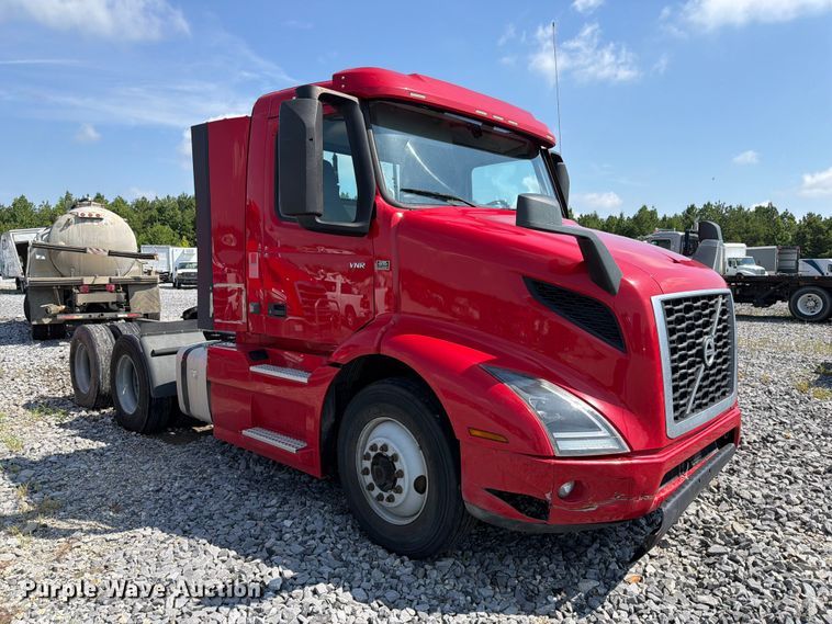 image for item YA2907 2020 Volvo VNR semi truck