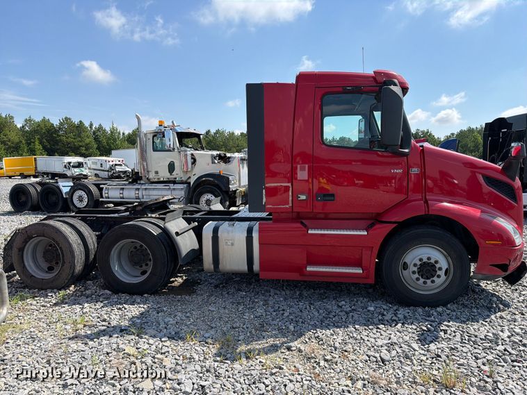 image for item YA2907 2020 Volvo VNR semi truck