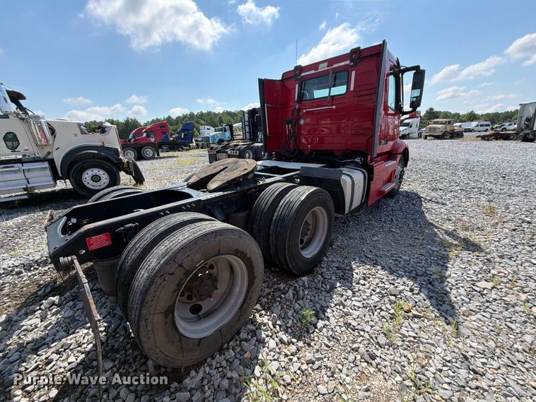 image for item YA2907 2020 Volvo VNR semi truck