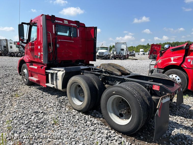 image for item YA2907 2020 Volvo VNR semi truck