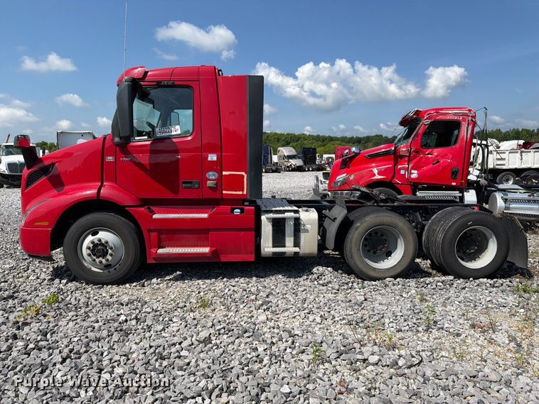 image for item YA2907 2020 Volvo VNR semi truck