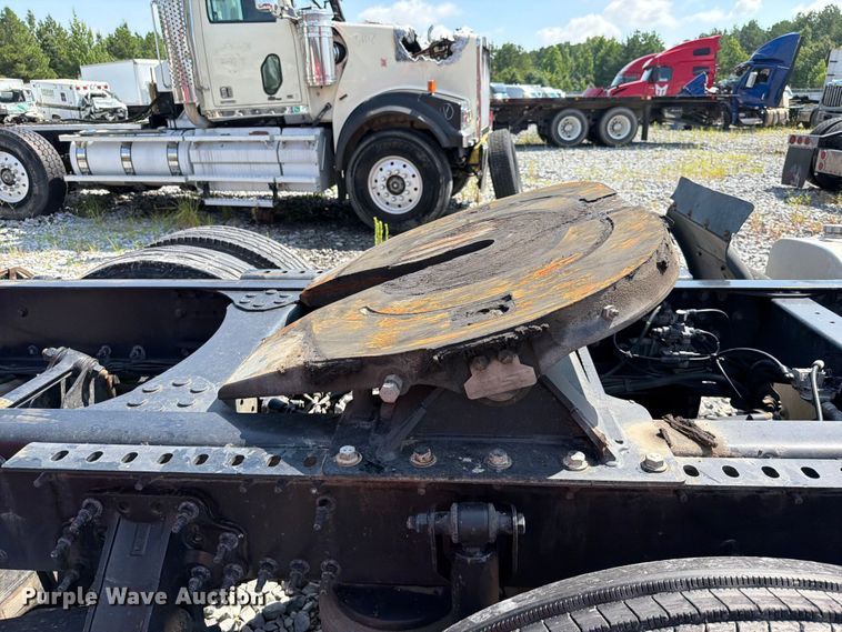 image for item YA2907 2020 Volvo VNR semi truck