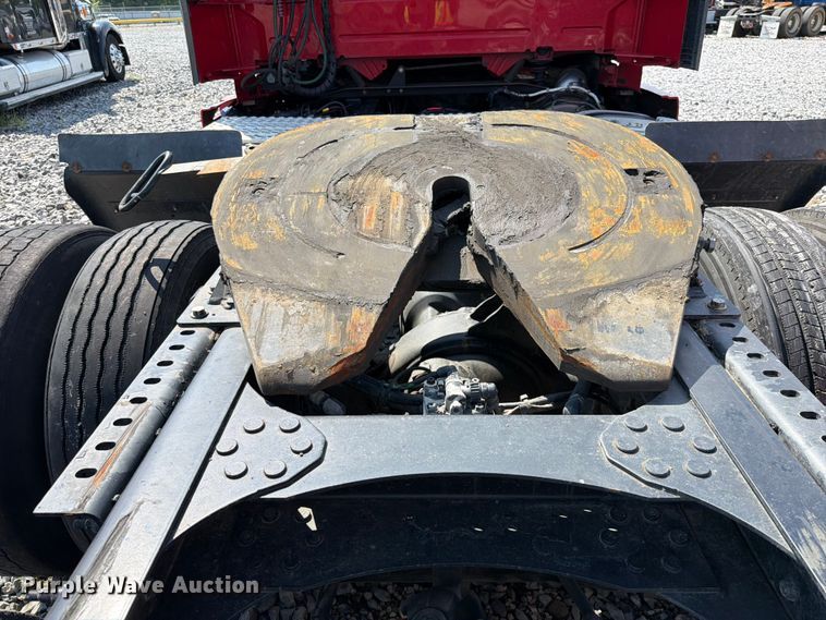 image for item YA2907 2020 Volvo VNR semi truck