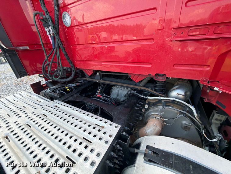 image for item YA2907 2020 Volvo VNR semi truck