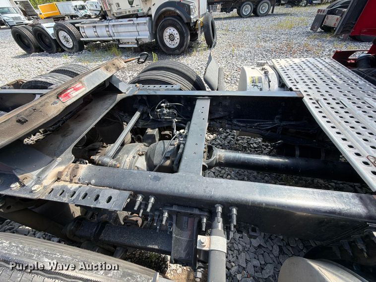 image for item YA2907 2020 Volvo VNR semi truck