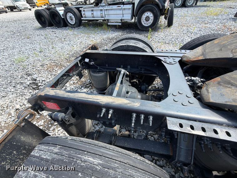 image for item YA2907 2020 Volvo VNR semi truck