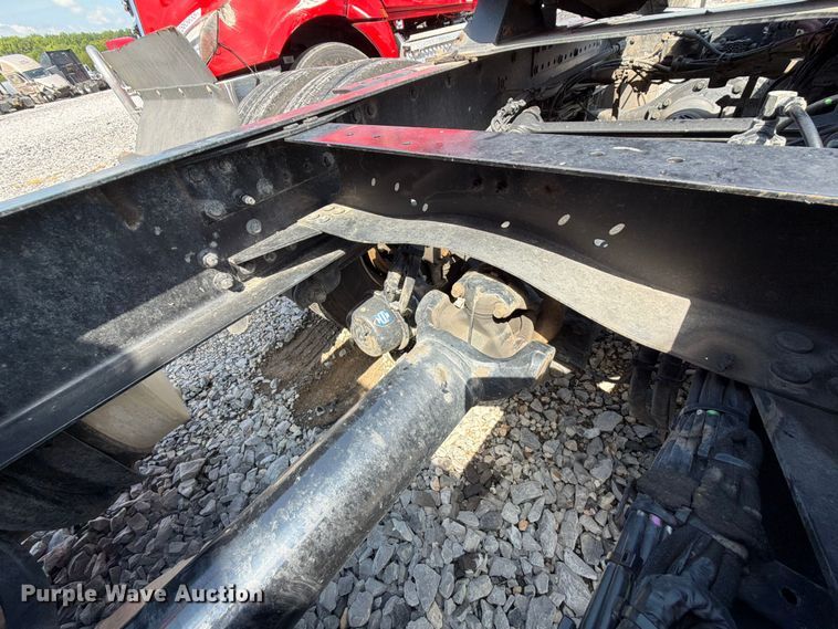 image for item YA2907 2020 Volvo VNR semi truck