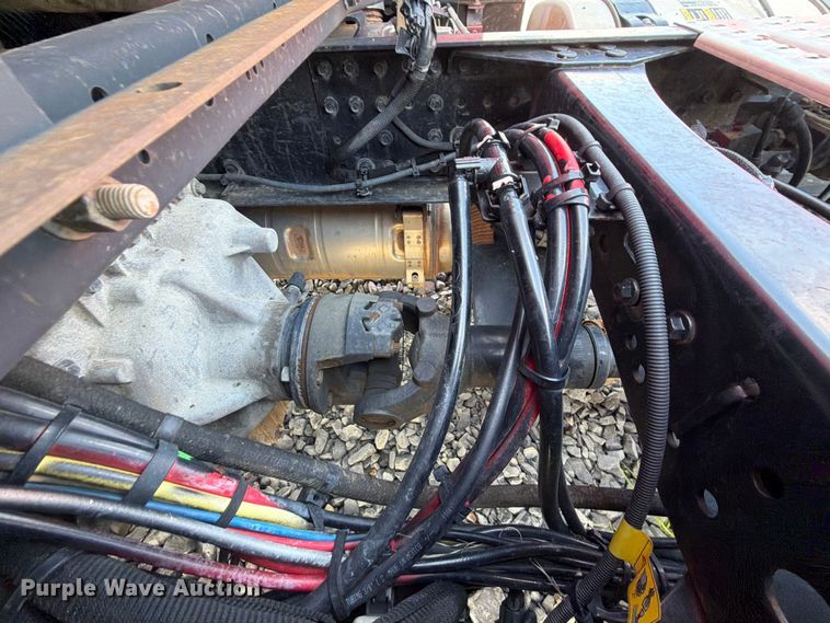 image for item YA2907 2020 Volvo VNR semi truck