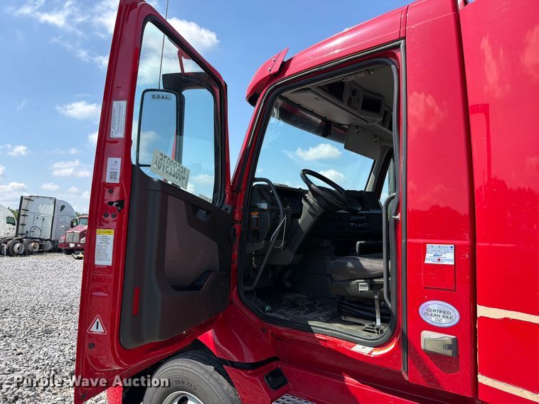 image for item YA2907 2020 Volvo VNR semi truck