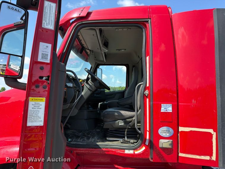 image for item YA2907 2020 Volvo VNR semi truck