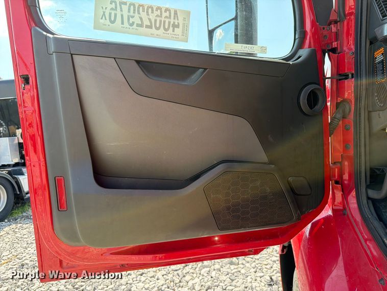 image for item YA2907 2020 Volvo VNR semi truck