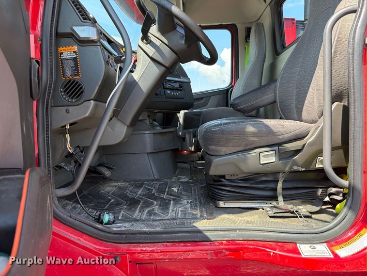 image for item YA2907 2020 Volvo VNR semi truck