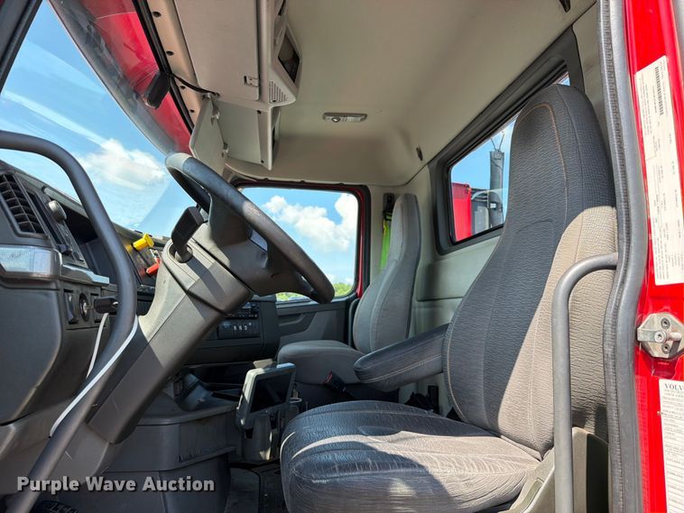 image for item YA2907 2020 Volvo VNR semi truck