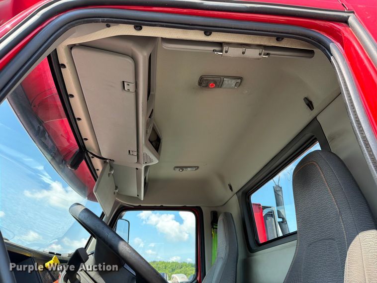 image for item YA2907 2020 Volvo VNR semi truck