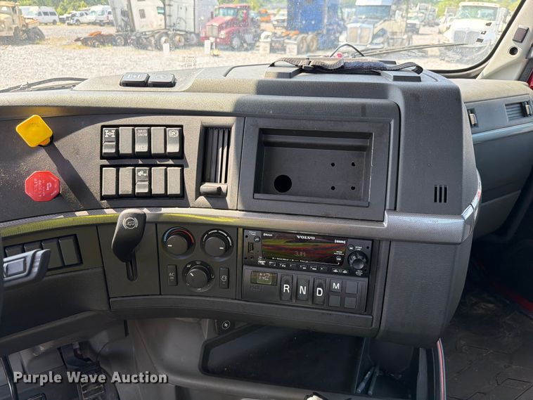 image for item YA2907 2020 Volvo VNR semi truck