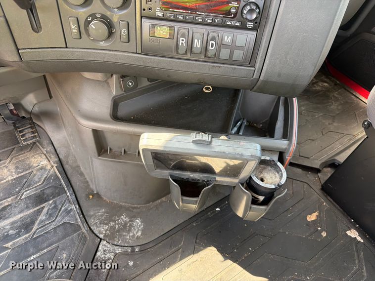 image for item YA2907 2020 Volvo VNR semi truck