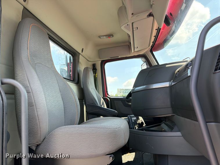 image for item YA2907 2020 Volvo VNR semi truck