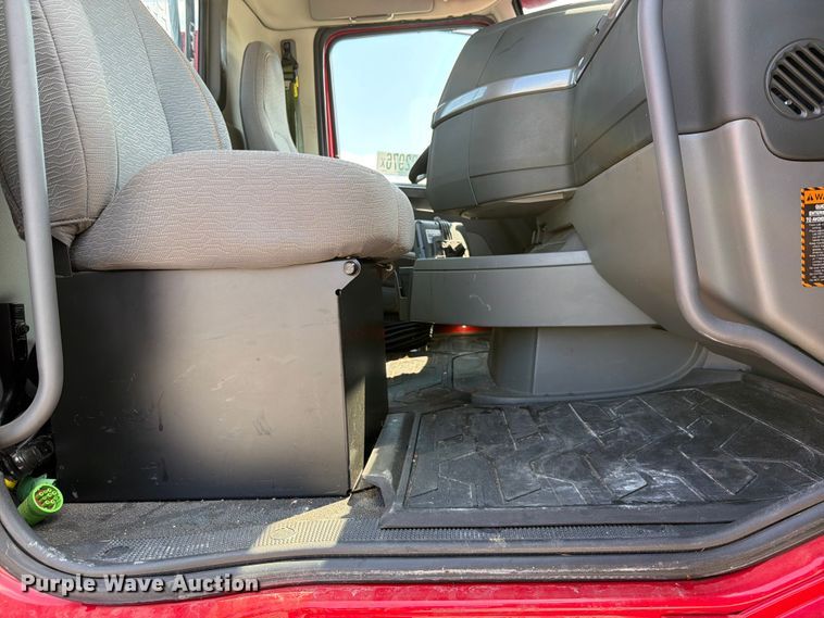 image for item YA2907 2020 Volvo VNR semi truck