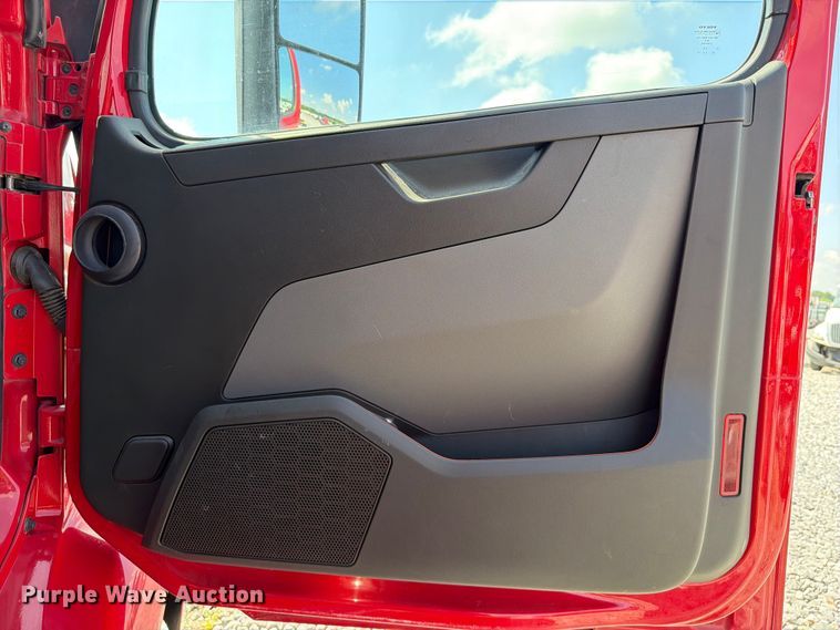 image for item YA2907 2020 Volvo VNR semi truck
