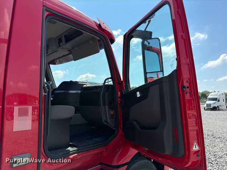 image for item YA2907 2020 Volvo VNR semi truck