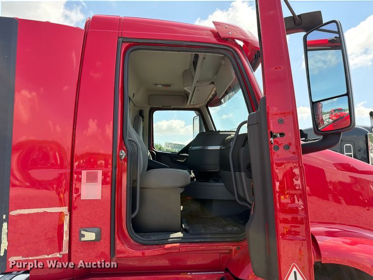 image for item YA2907 2020 Volvo VNR semi truck