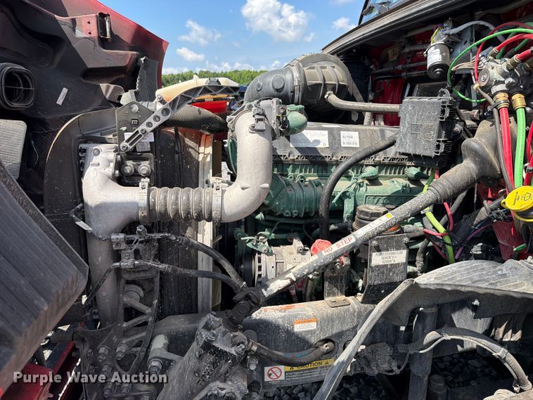image for item YA2907 2020 Volvo VNR semi truck