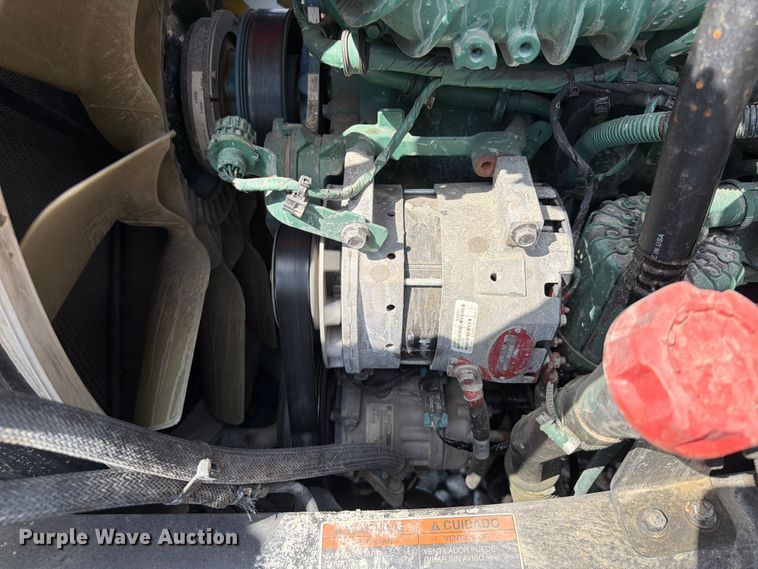 image for item YA2907 2020 Volvo VNR semi truck