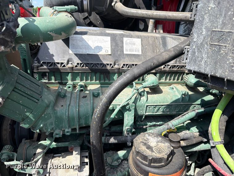 image for item YA2907 2020 Volvo VNR semi truck
