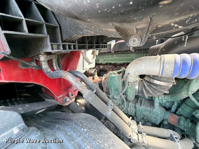 image for item YA2907 2020 Volvo VNR semi truck