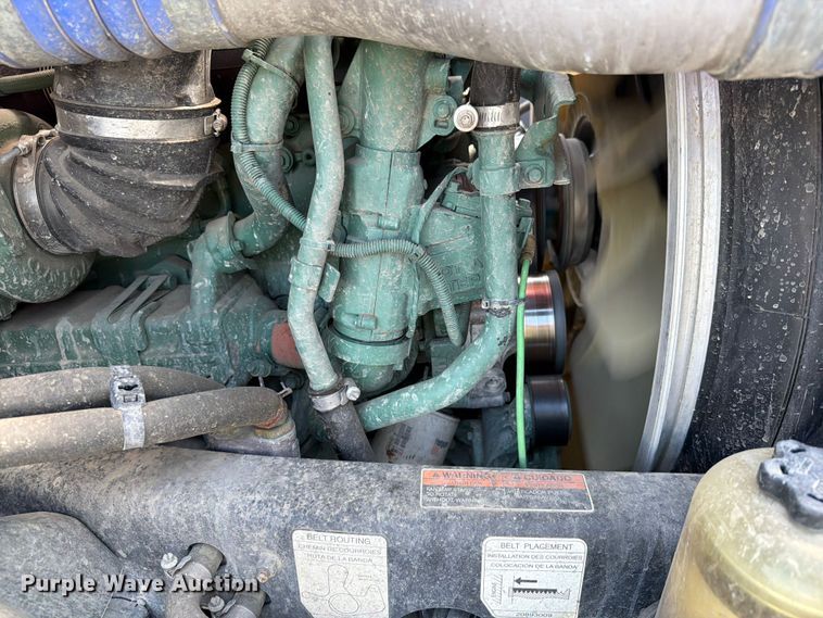 image for item YA2907 2020 Volvo VNR semi truck