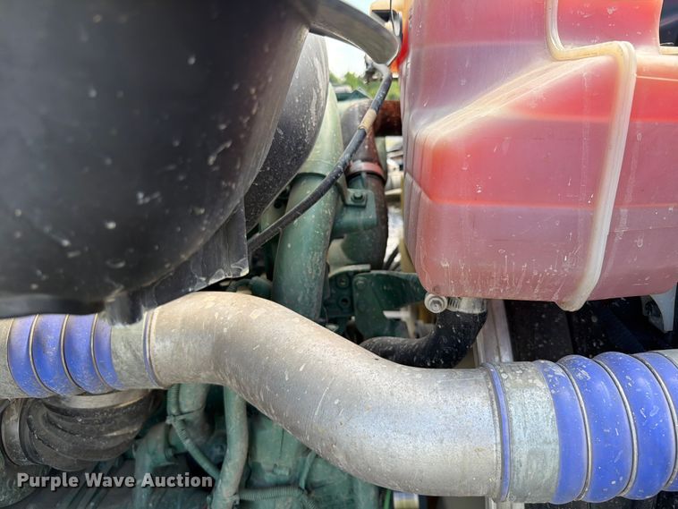image for item YA2907 2020 Volvo VNR semi truck