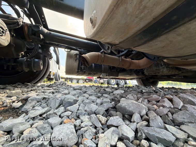image for item YA2907 2020 Volvo VNR semi truck