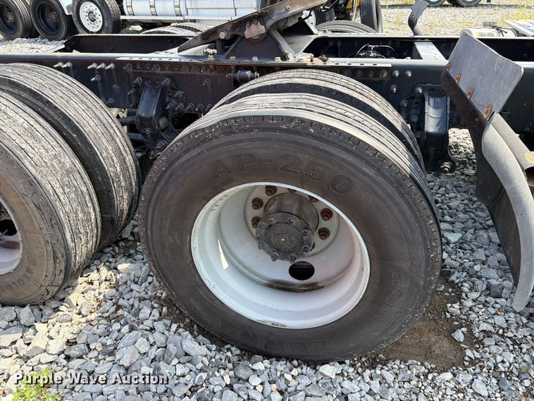 image for item YA2907 2020 Volvo VNR semi truck