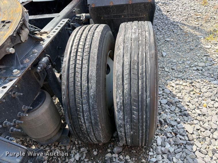 image for item YA2907 2020 Volvo VNR semi truck