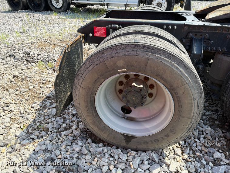 image for item YA2907 2020 Volvo VNR semi truck