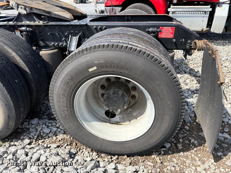 image for item YA2907 2020 Volvo VNR semi truck