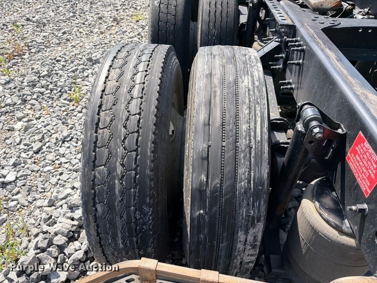 image for item YA2907 2020 Volvo VNR semi truck