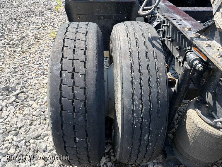 image for item YA2907 2020 Volvo VNR semi truck