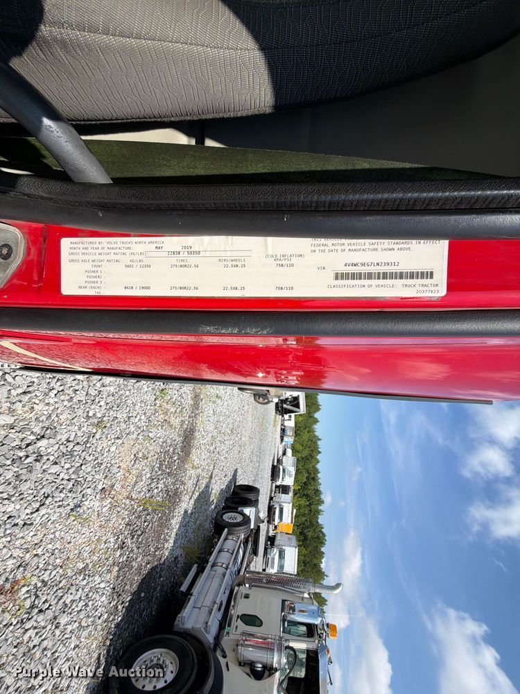 image for item YA2907 2020 Volvo VNR semi truck