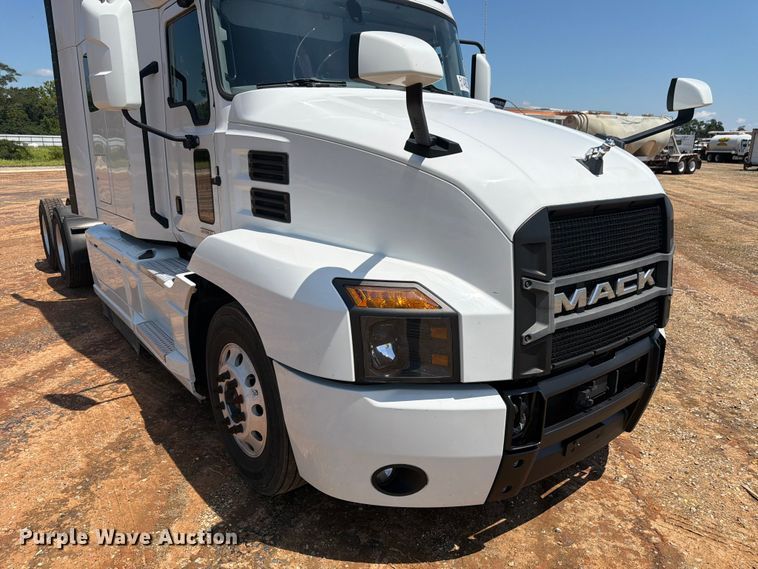 image for item YA3388 2023 Mack Anthem semi truck