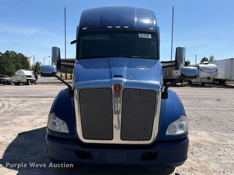 image for item YA3554 2020 Kenworth T680 semi truck