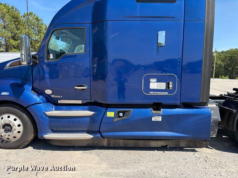 image for item YA3554 2020 Kenworth T680 semi truck