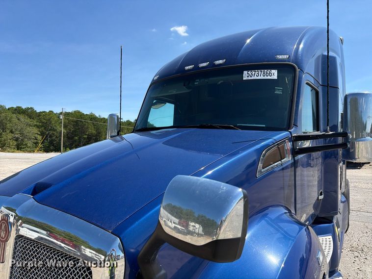 image for item YA3554 2020 Kenworth T680 semi truck