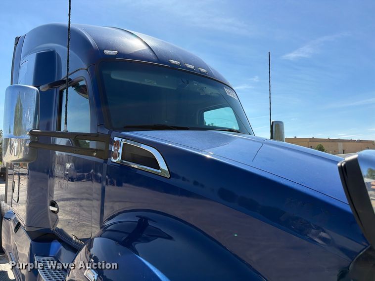 image for item YA3554 2020 Kenworth T680 semi truck
