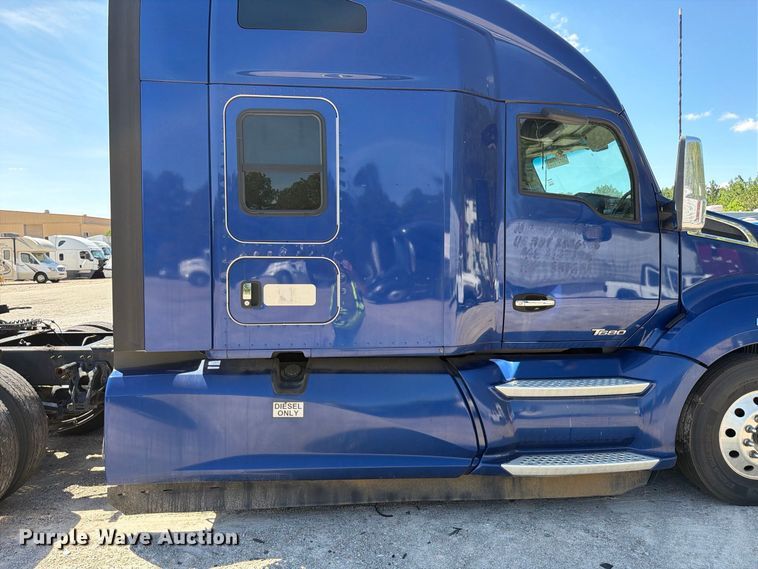 image for item YA3554 2020 Kenworth T680 semi truck